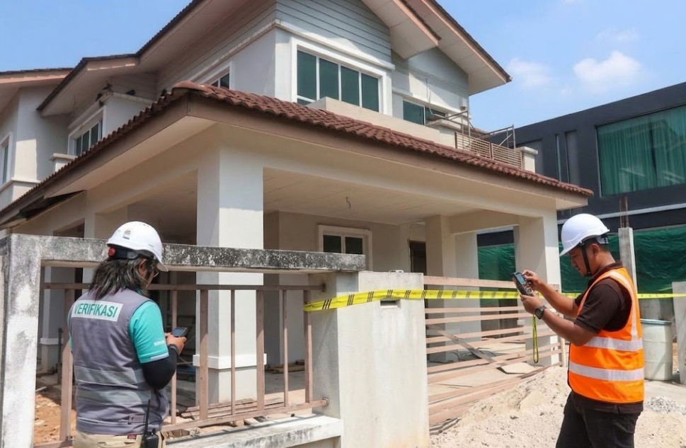Main contractor crew coordinating work on an active building site